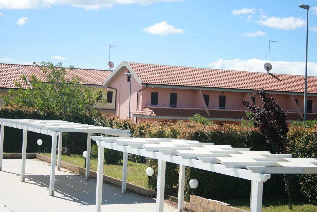 الشقق الفندقية Villaggio Le Rocelleفي  Baia Dei Canonici المظهر الخارجي الصورة