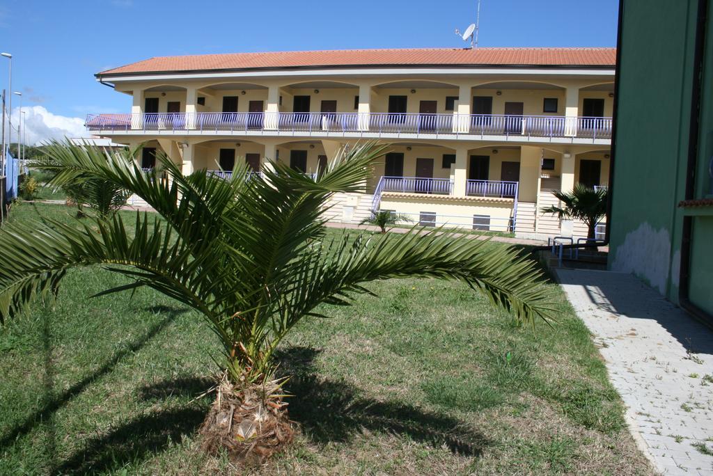 الشقق الفندقية Villaggio Le Rocelleفي  Baia Dei Canonici المظهر الخارجي الصورة